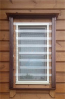 фотография прозрачной решеткой из поликарбоната в брусовом доме