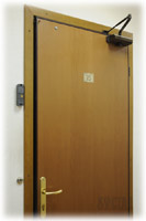 Металлическая дверь в офисе