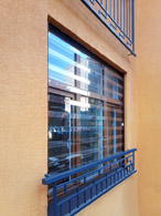 фото красивого окна с балкончиком и с прозрачной решеткой Полипротект