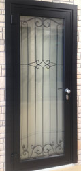 стеклянная дверь с решеткой