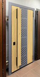 металлическая входная дверь с бугельной ручкой 2 на всю высоту полотна вид сбоку