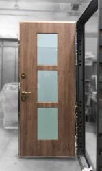 Дверь с отделкой Модерн со встроенным зеркалом