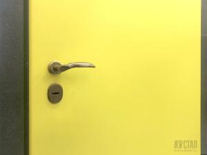 Дверь с крашенной панелью из МДФ желтая